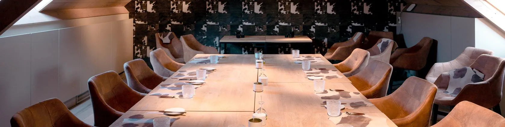 Lange tafel in de zaal boven voor groepen