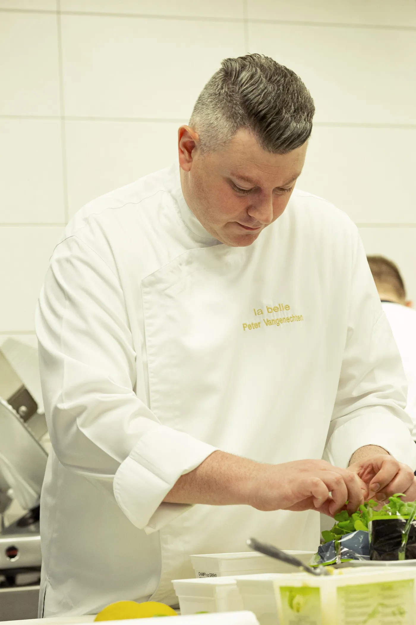 De chef werkt een bord af