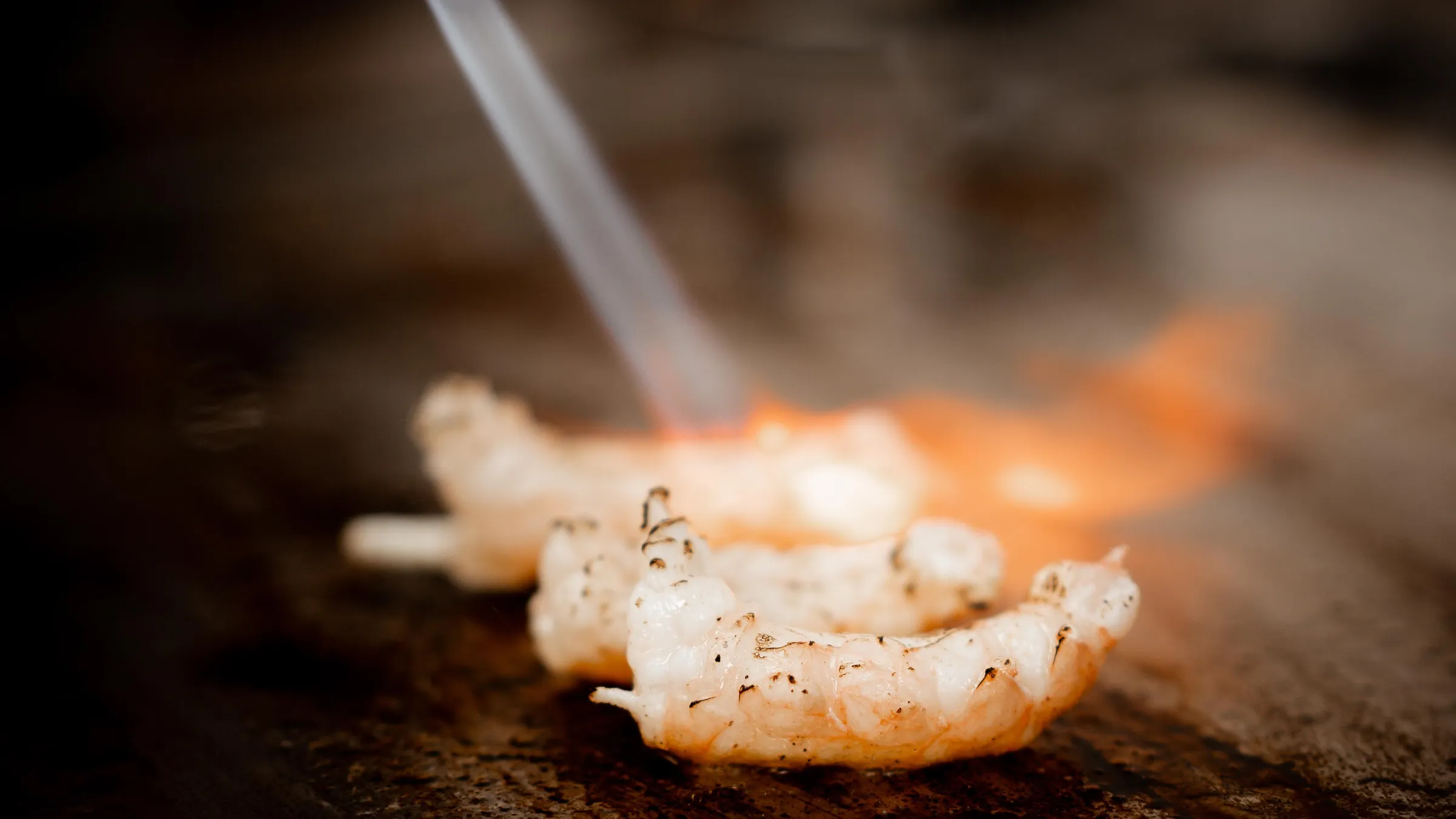 Langoustines worden met een vlam afgebrand